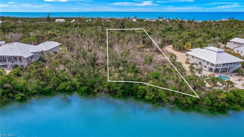 6008 White Heron LN-9