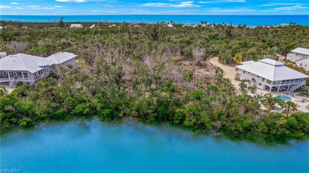 6008 White Heron LN-4