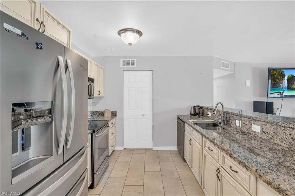 883 Coconut CIR E-10