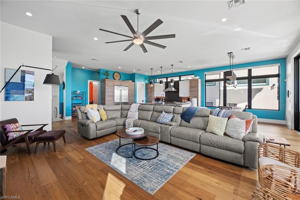 250 Crescent ST-6