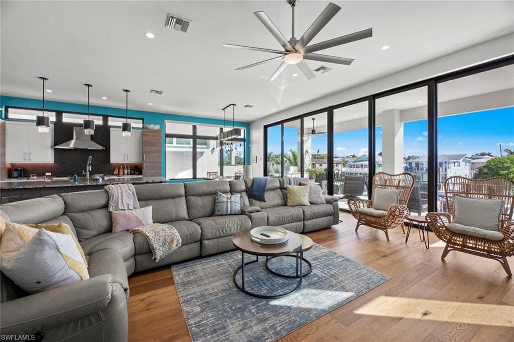 250 Crescent ST-7