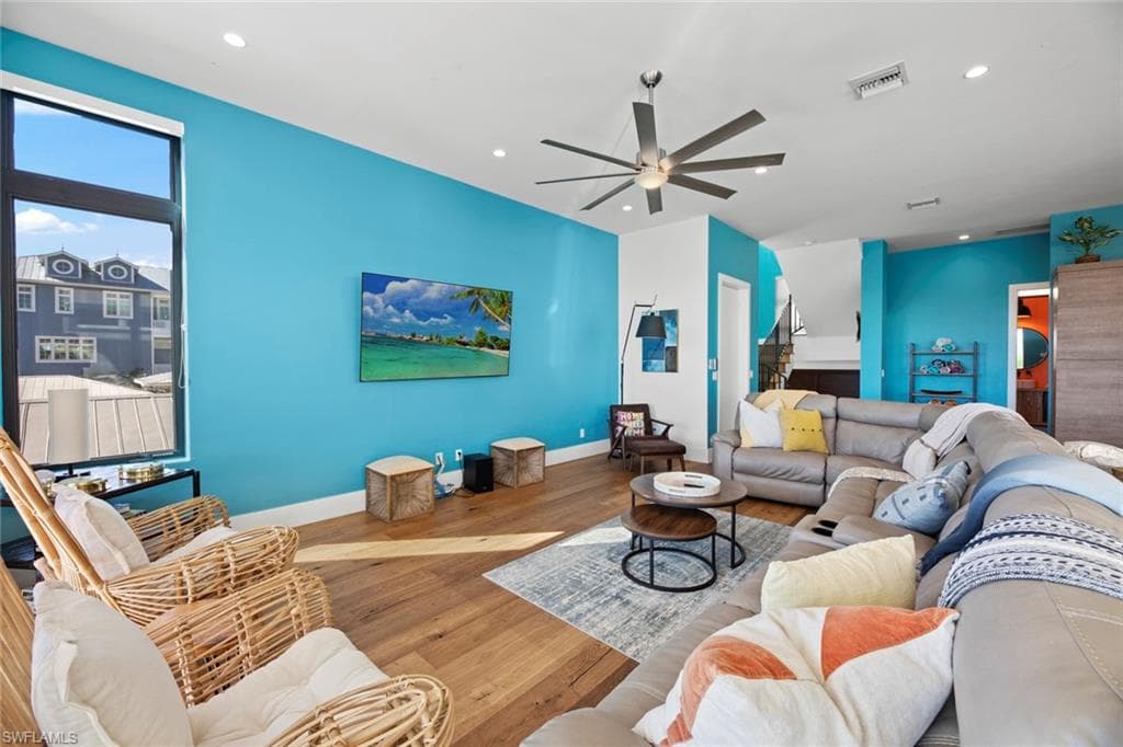 250 Crescent ST-5