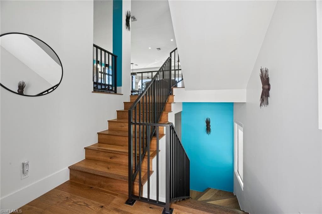 250 Crescent ST-4