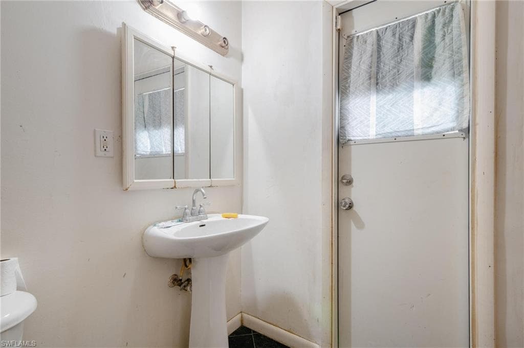 1208 Barnsdale ST-32