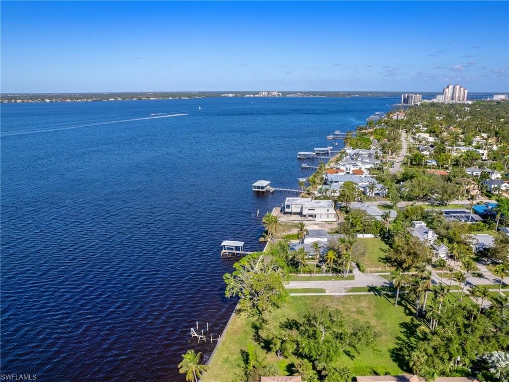 1212 Coconut DR-12