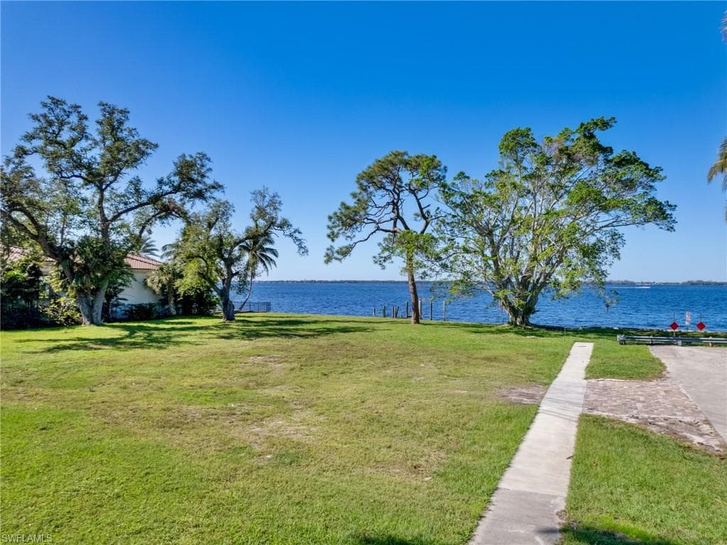 1212 Coconut DR-9