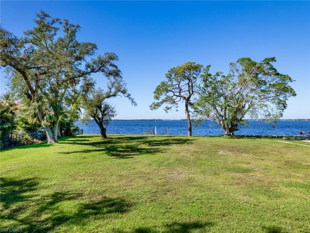 1212 Coconut DR-10