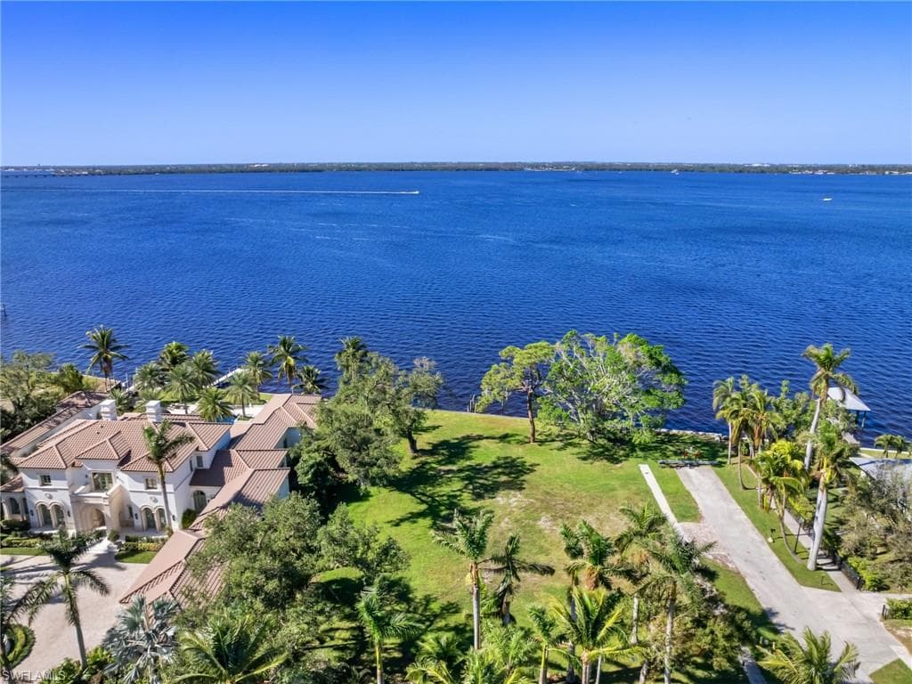 1212 Coconut DR-18