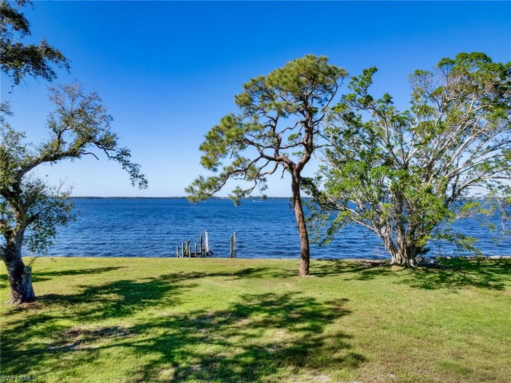 1212 Coconut DR-11