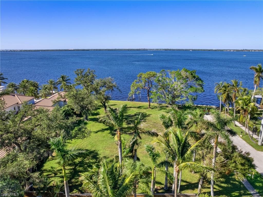 1212 Coconut DR-19