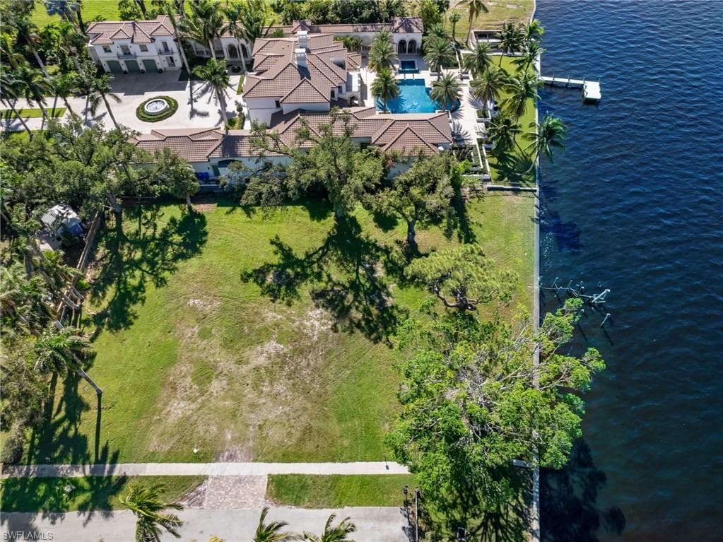 1212 Coconut DR-21