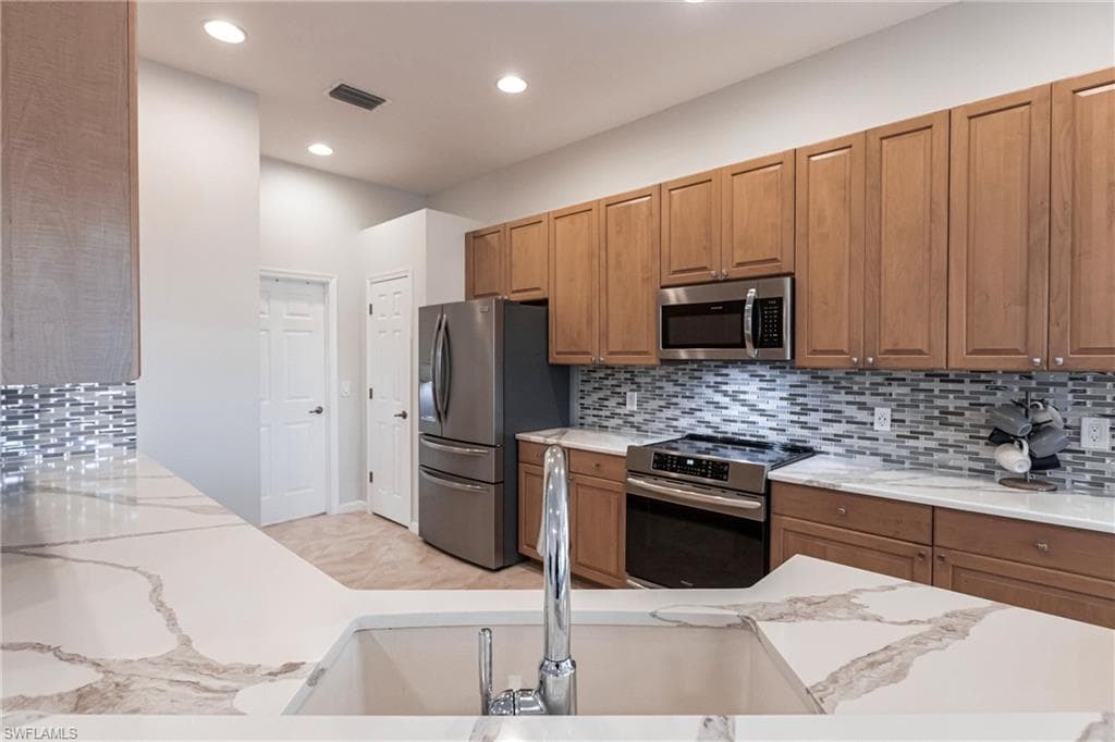 3920 Lakeview Isle CT-12