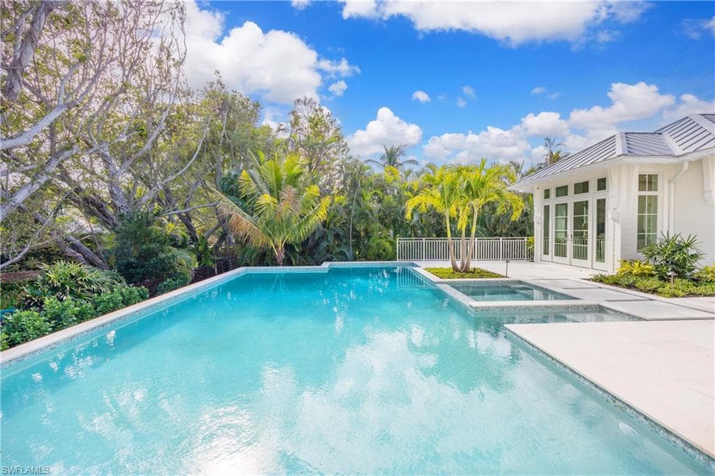 3295 Gordon DR-37