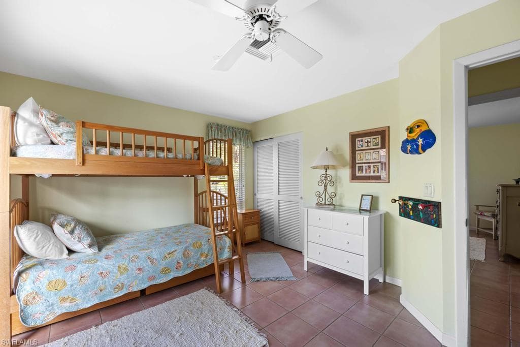 702 Pyrula AVE-23