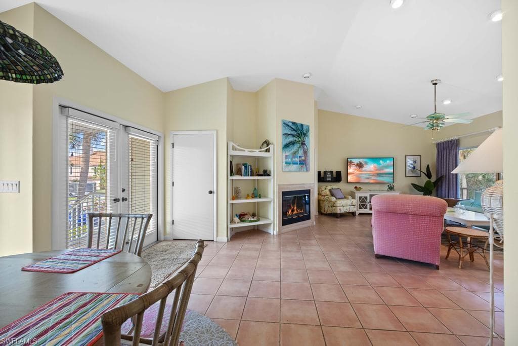 702 Pyrula AVE-16