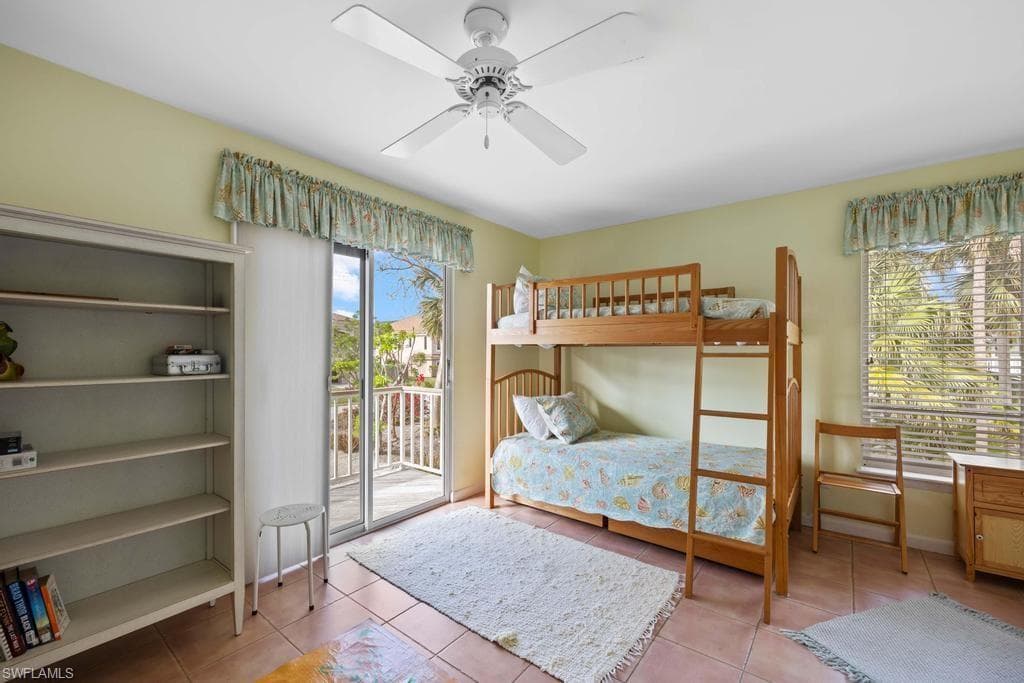 702 Pyrula AVE-22