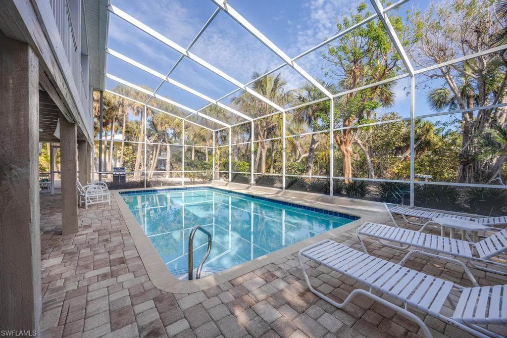 702 Pyrula AVE-32