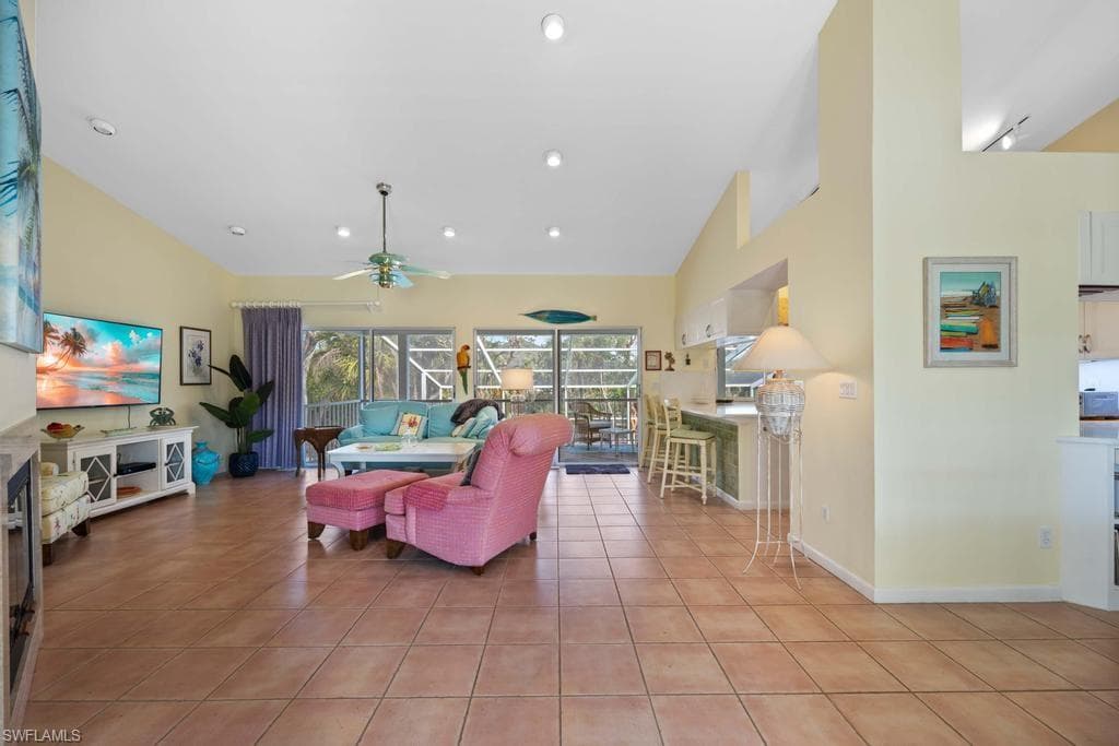 702 Pyrula AVE-9