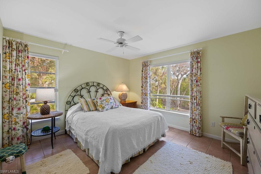 702 Pyrula AVE-24
