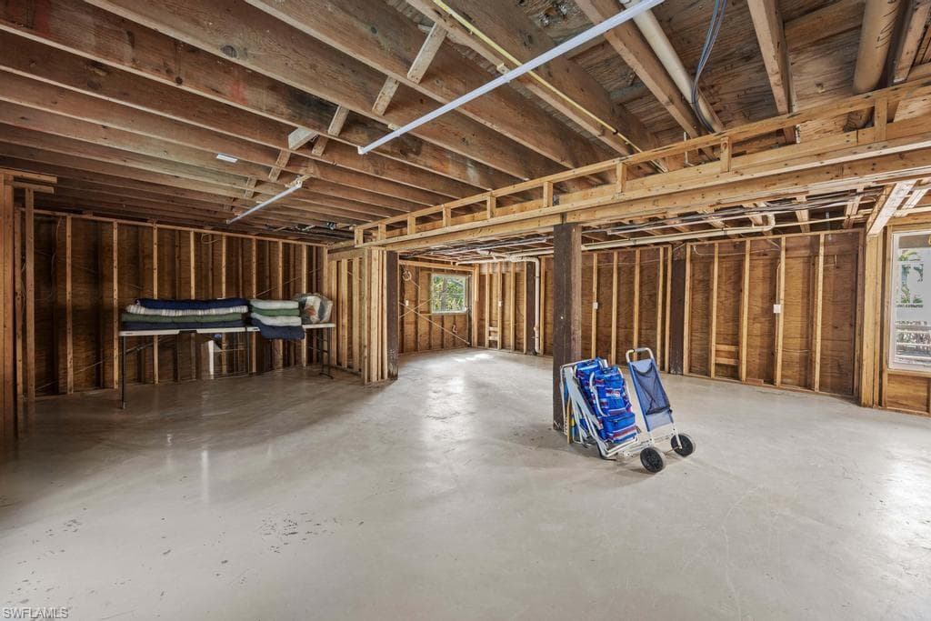 702 Pyrula AVE-33