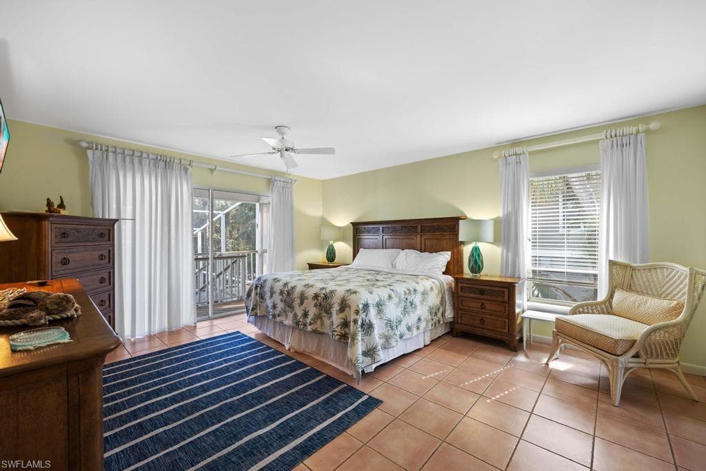 702 Pyrula AVE-18