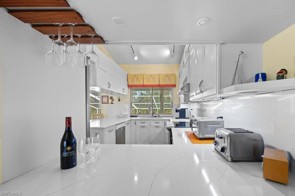 702 Pyrula AVE-15