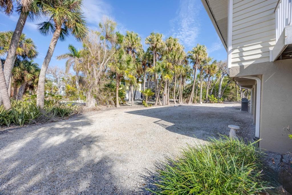 702 Pyrula AVE-35
