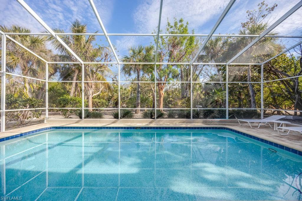 702 Pyrula AVE-31