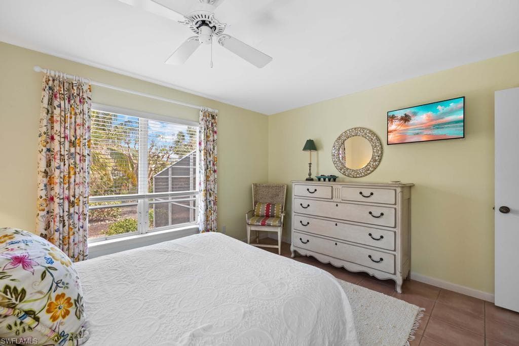 702 Pyrula AVE-25