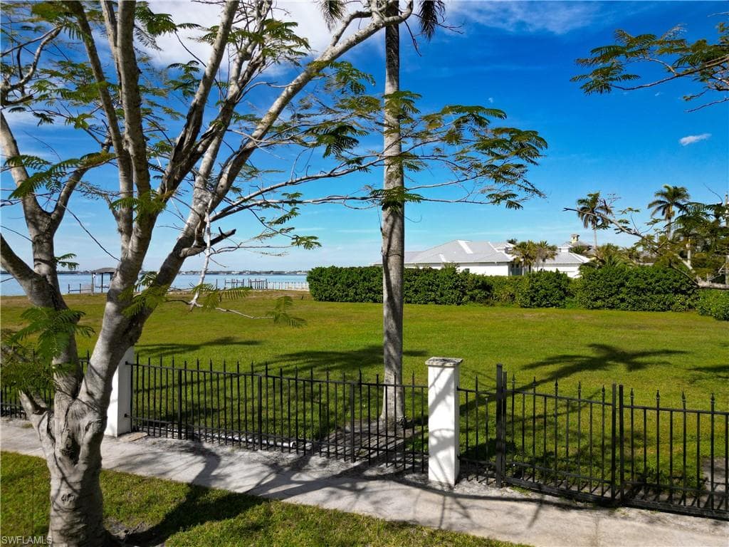1301 Poinciana AVE-19