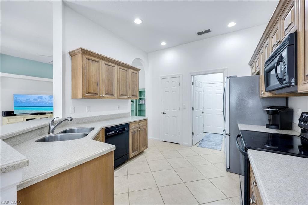 9375 Oak Strand DR-9