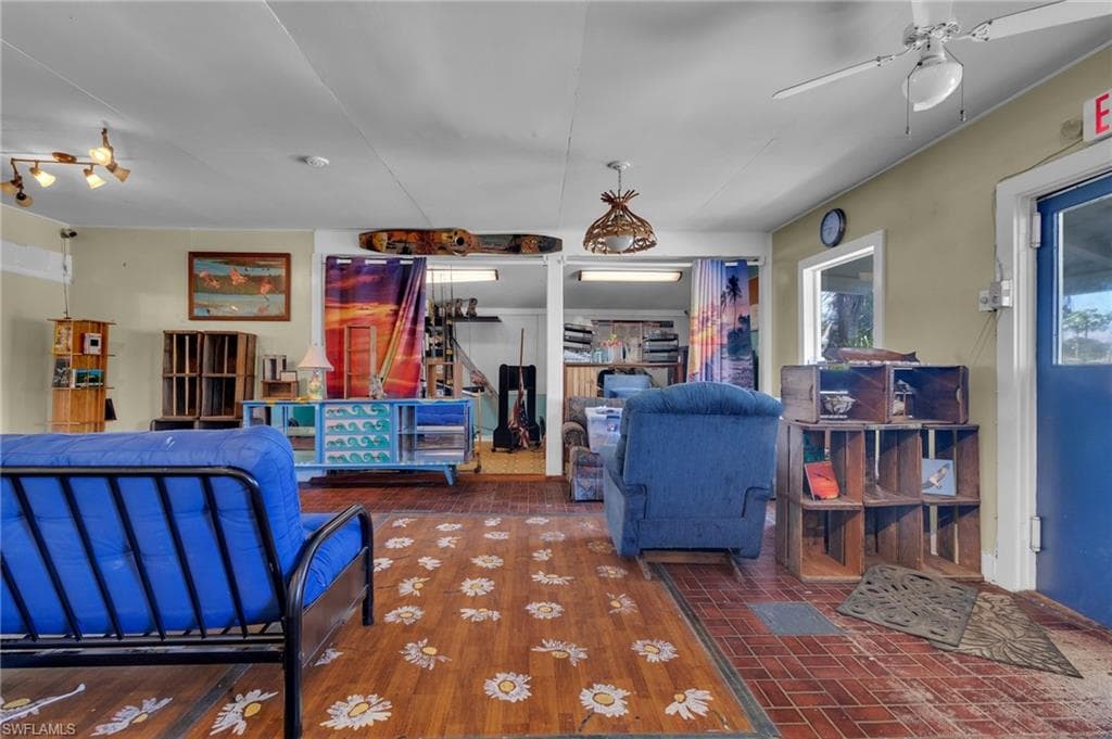 238 Mamie ST-23