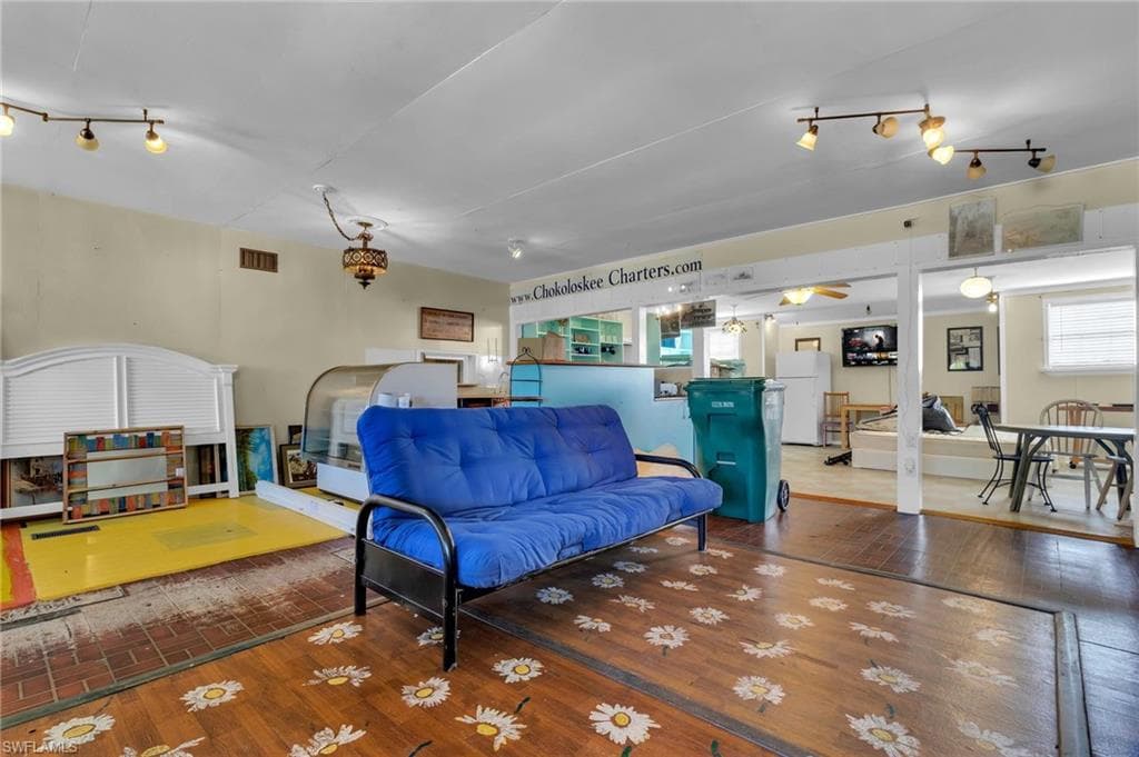 238 Mamie ST-6