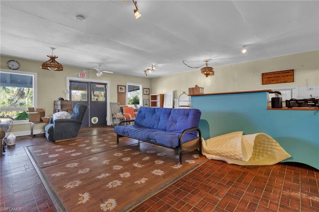 238 Mamie ST-7