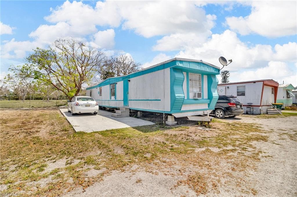 1165 Rewis DR-4