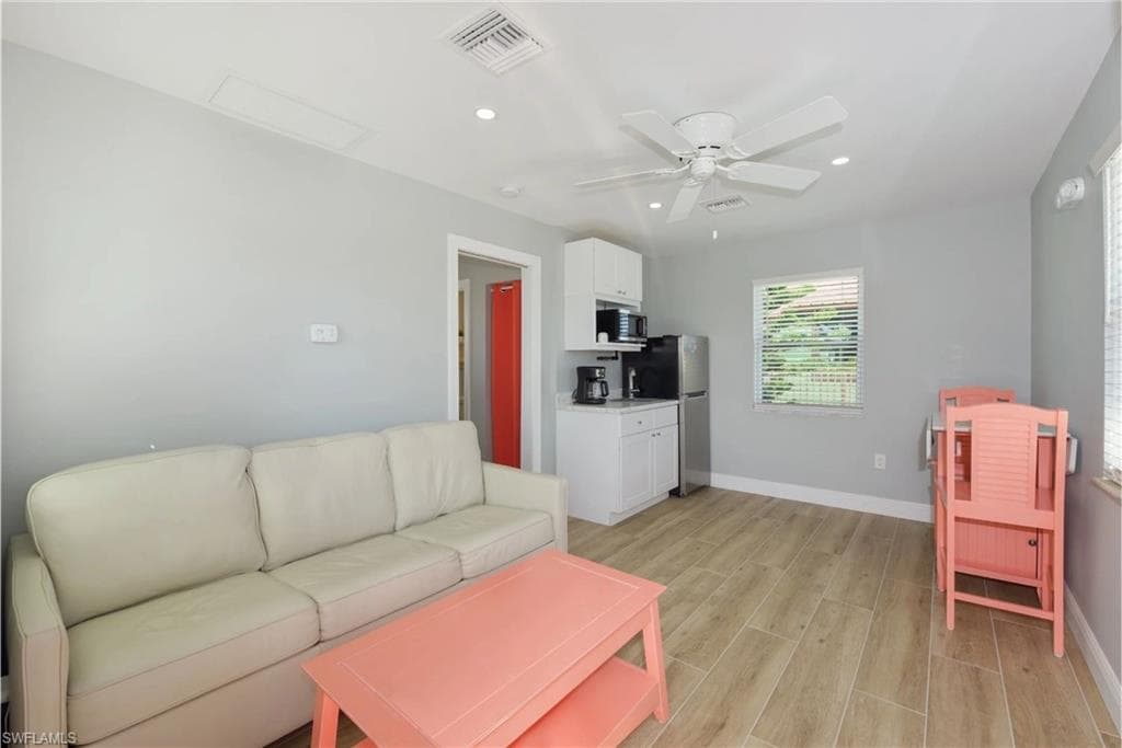 210 Dakota AVE-23