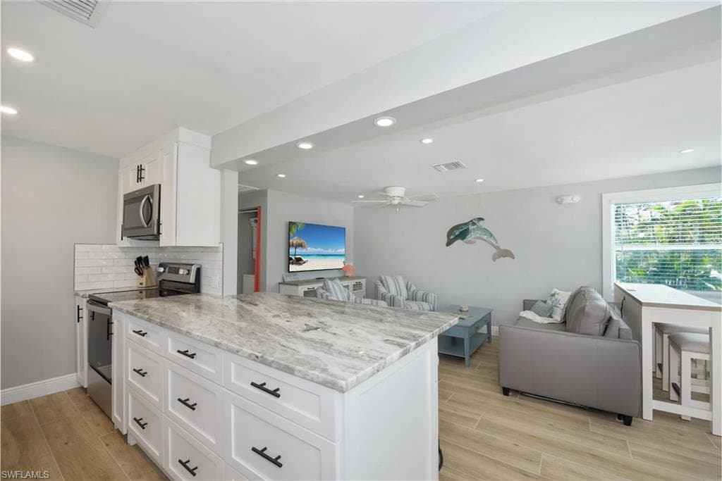 210 Dakota AVE-13