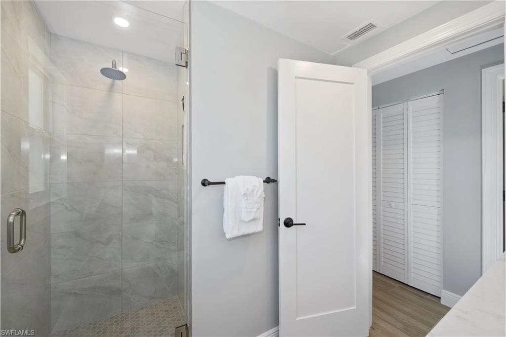 210 Dakota AVE-17