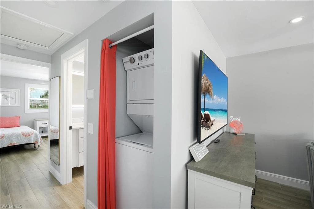 210 Dakota AVE-16