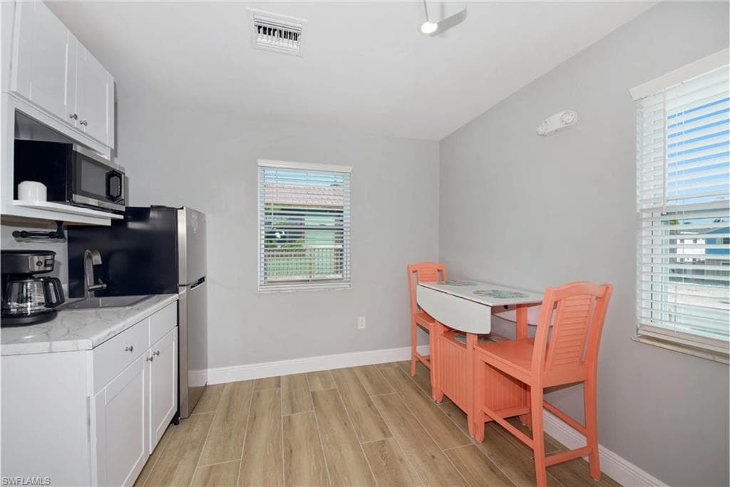 210 Dakota AVE-24
