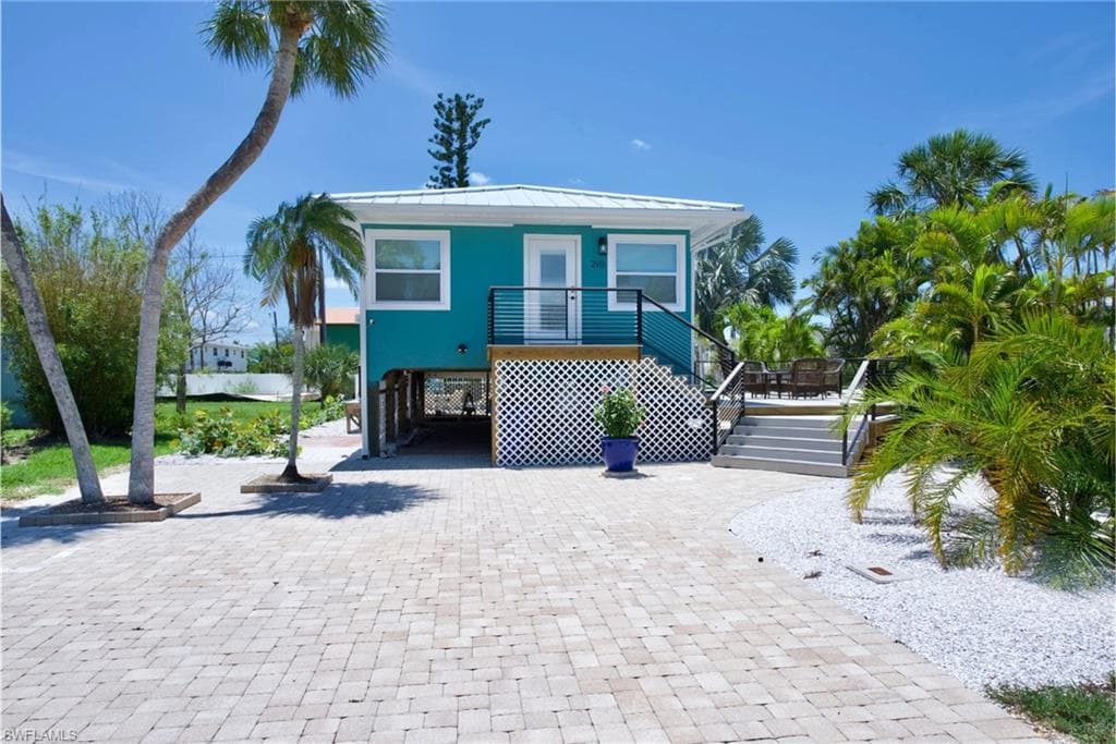 210 Dakota AVE-33