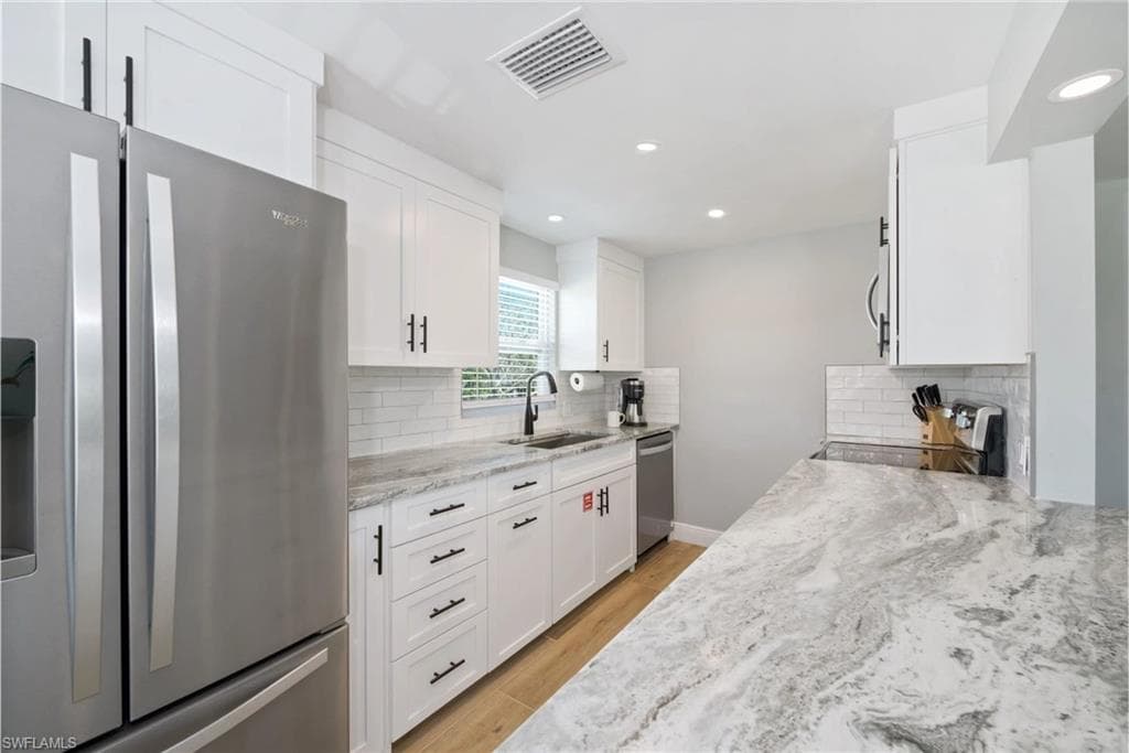 210 Dakota AVE-14