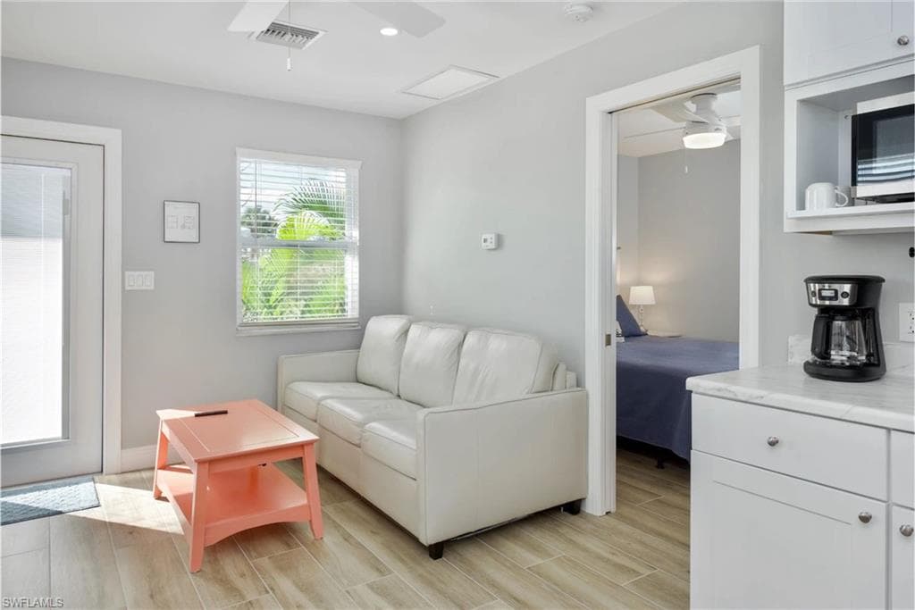 210 Dakota AVE-25