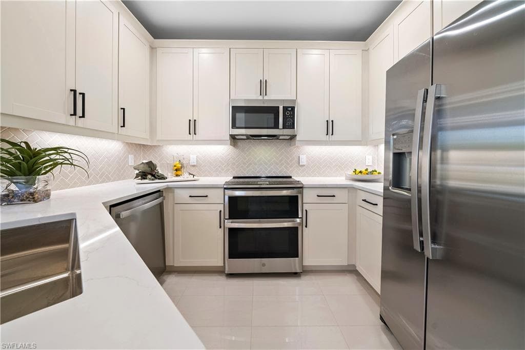 6092 Barbara CIR-12