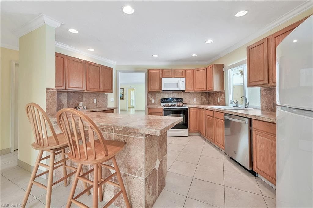 639 Pompano DR-6