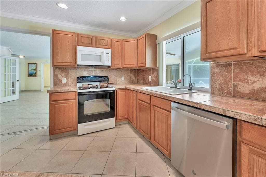 639 Pompano DR-5