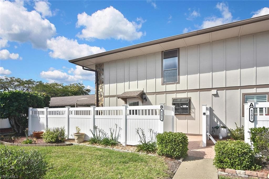 4295 Island CIR 2-1