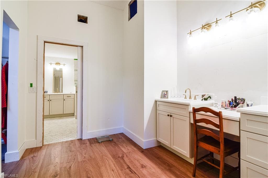 4225 Prestwick CT-32