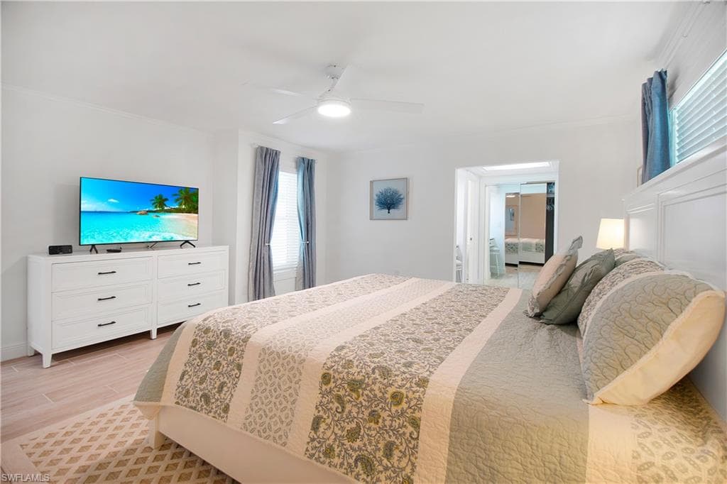 19 Pelican ST E-17