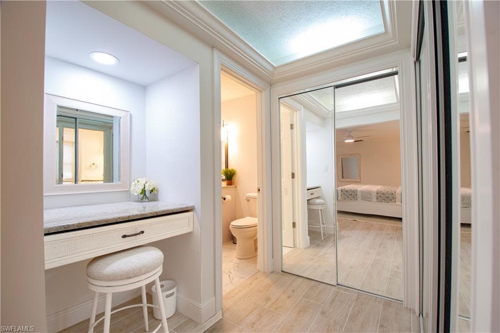 19 Pelican ST E-12